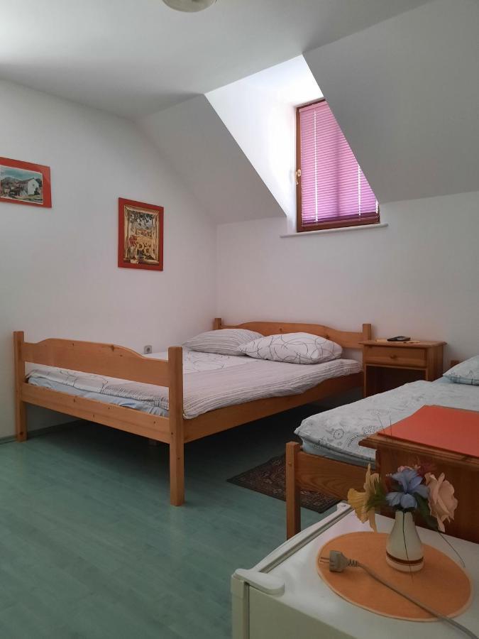 宜伍瓦尔住宿加早餐旅馆 波斯托伊纳 外观 照片