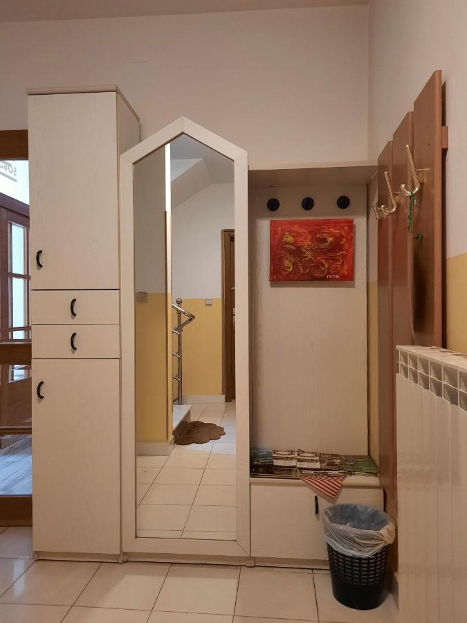 宜伍瓦尔住宿加早餐旅馆 波斯托伊纳 外观 照片